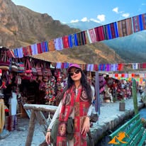 Viajera en Montaña de Colores